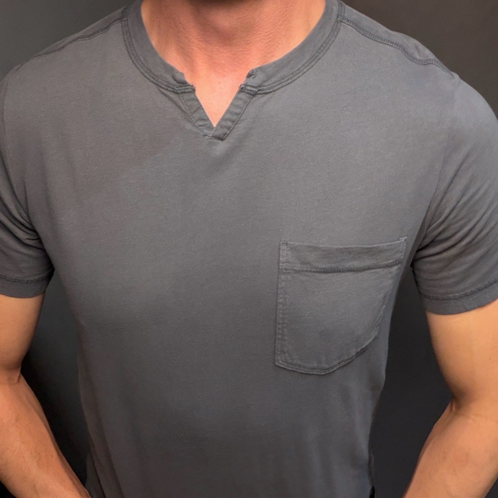 Good Man Brand Mens Gray Short Sleeve Notch Neck T-Shirt with Pocket Small‎
